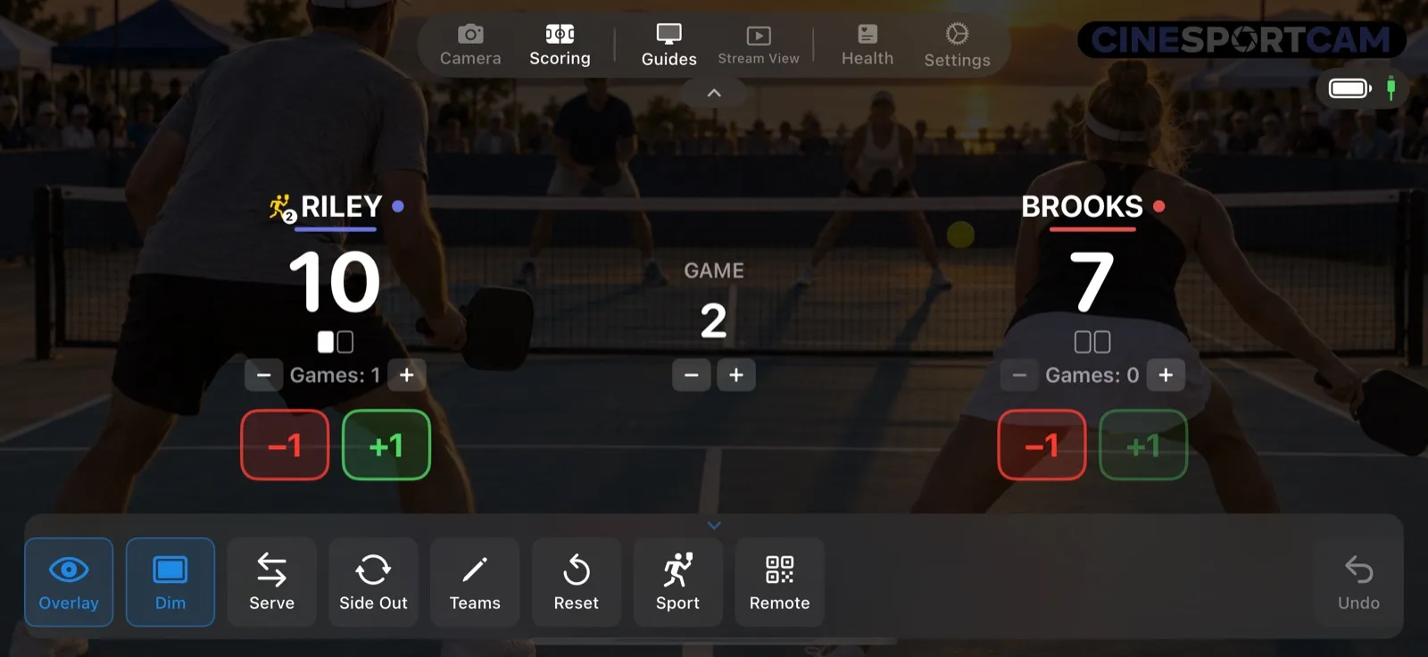 Poengskjermen for pickleball i double med side out: et 2-merke for server 2 på serveikonet til RILEY, +1 for laget som tar imot dempet, og knappen Side out