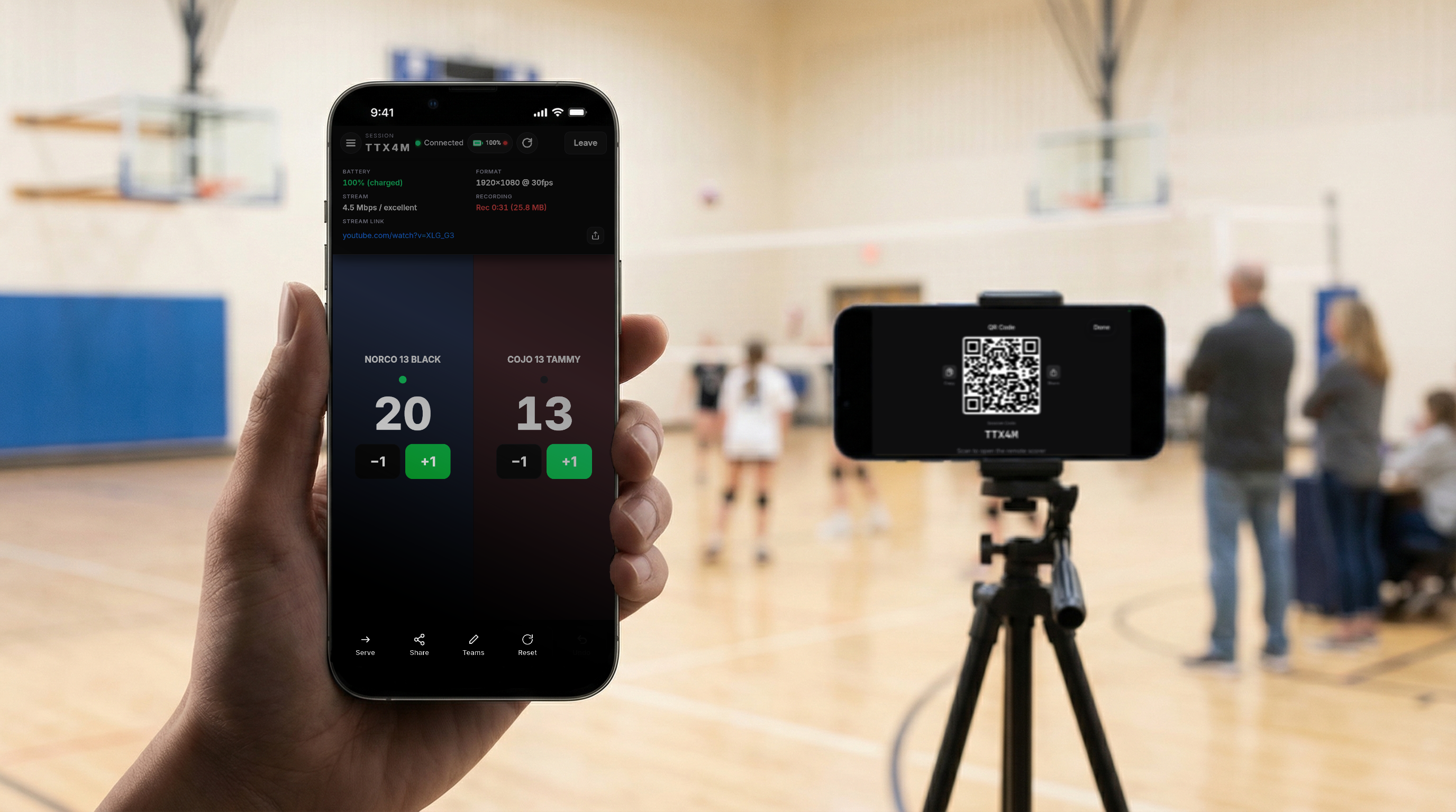 CineSportCam deelflow met het QR-/deelscherm en de score-app in een strakke lifestyle-compositie.